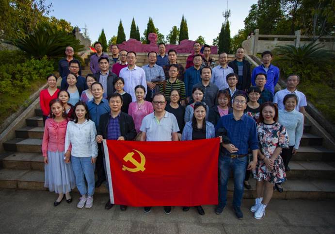 球速体育的老师们在夏明翰雕像前合影留念